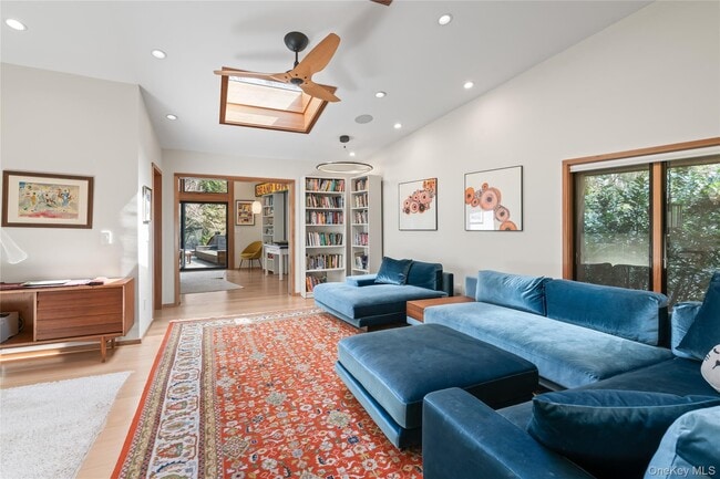 Building Photo - 14 Tall Tree Ct