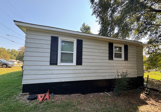 Building Photo - 410 Blacksnake Rd