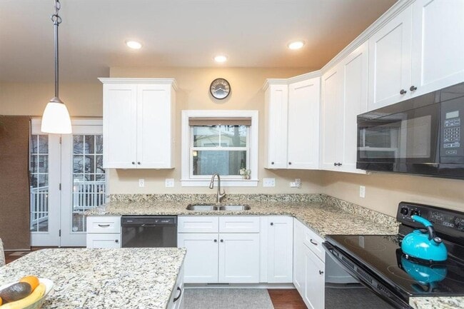 Building Photo - Spacious Townhouse with BONUS THEATER ROOM