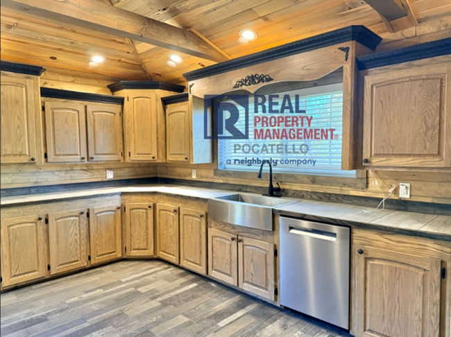 Building Photo - Beautiful 5 bed 2 bath country living - 5+...