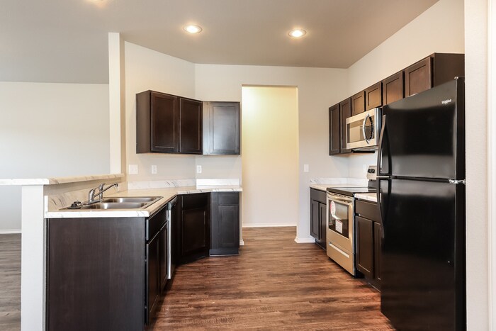 Building Photo - 2048 Bentwood Dr