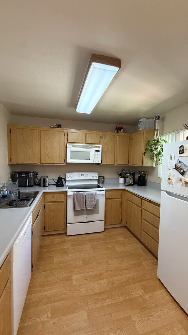 Building Photo - 7425 Charmant Dr