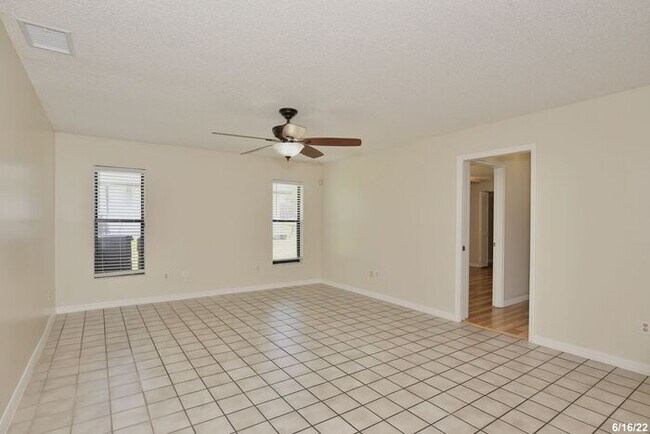 Building Photo - Cozy 3/2 Split Floorplan Home with a Spaci...