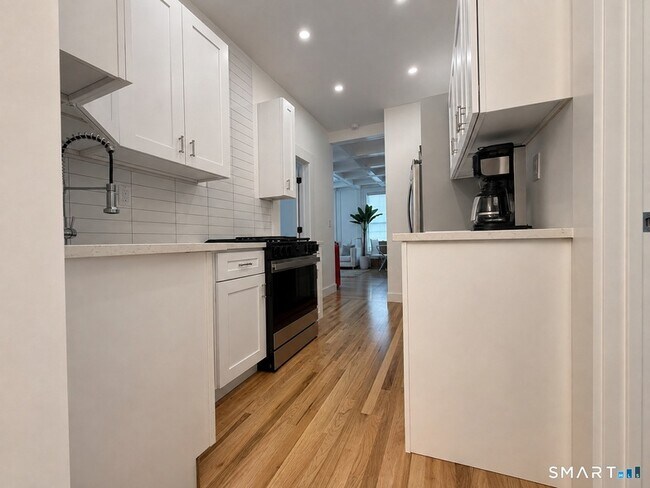 Building Photo - 492 Lombard St