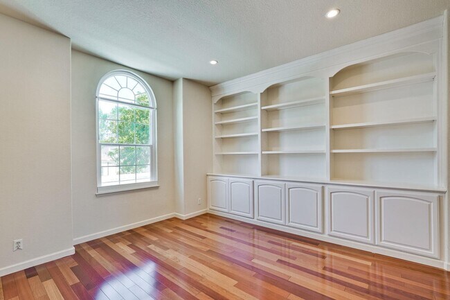 Building Photo - Beautiful and spacious 3 bedroom 2.5 bath ...