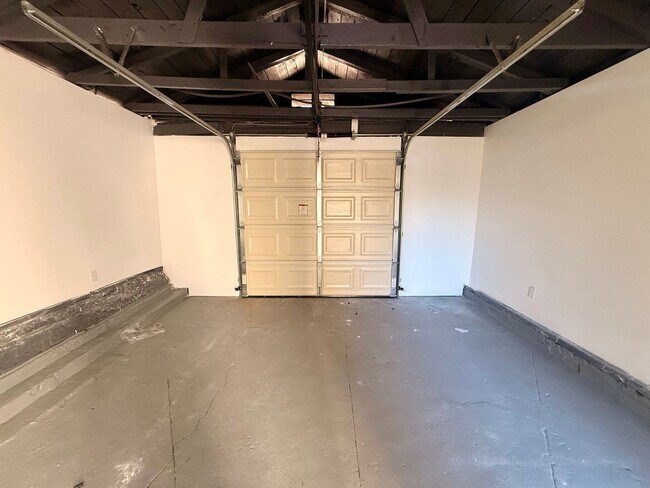 Building Photo - 1801 W 39th St