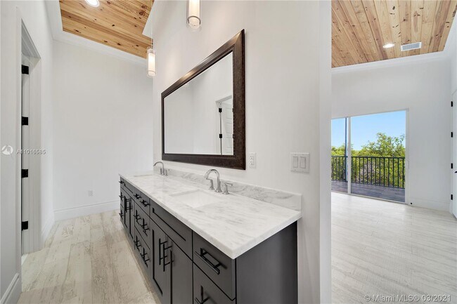 Building Photo - 2 Flamingo Hammock Rd