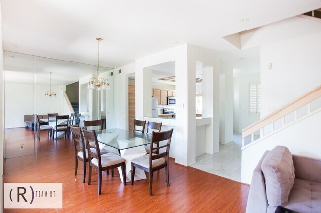 Building Photo - Fully Furnished 3be/3ba Home in Desirable ...
