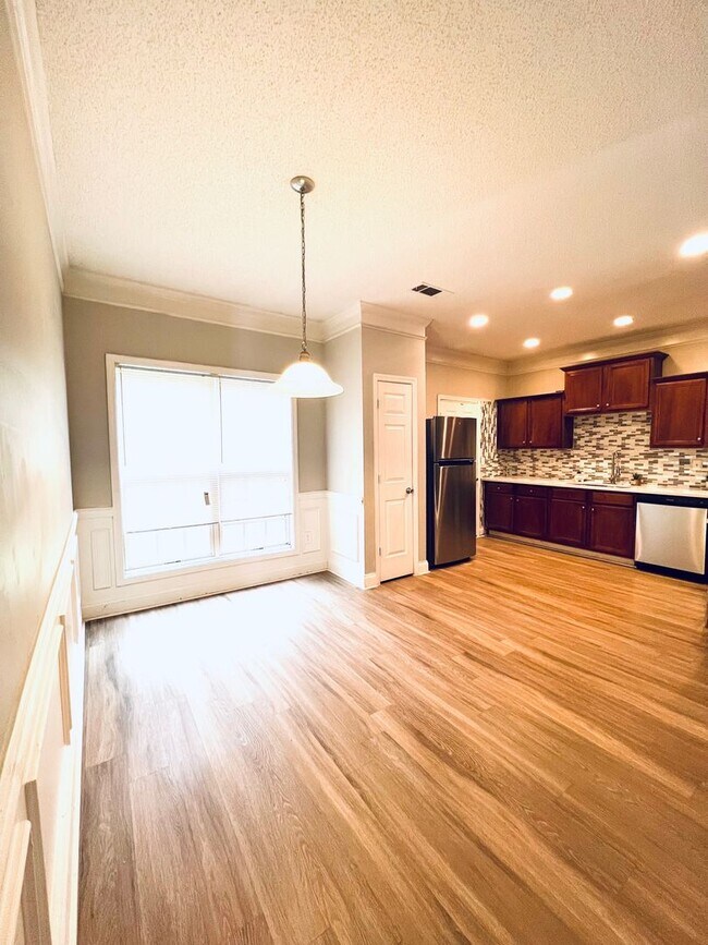 Building Photo - RENOVATED SPACIOUS 3bd / 2.5bath TOWNHOME