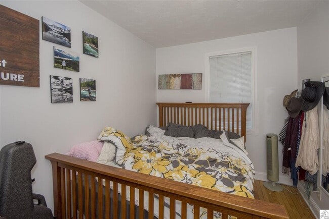 Building Photo - AVAILABLE JUNE 1ST- Terrific 3 Bed 2 Bath w/ Lake Views