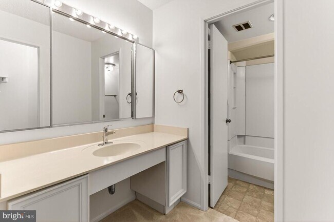 Building Photo - 5903 Mt Eagle Dr