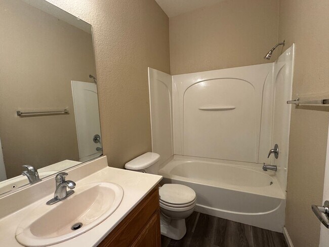 Building Photo - Four Bed, Two Bath Home Close to Hwy 99 an...