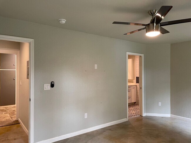 Building Photo - 1.5 Miles to Gruene / Fridge, Washer & Dryer Included / 2 Living Areas / Tons of Space / No Carpe...