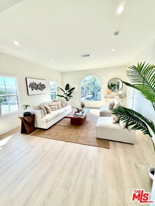 Building Photo - 900 N Alfred St