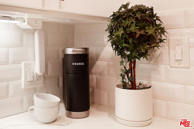 Building Photo - 6708 Hillpark Dr