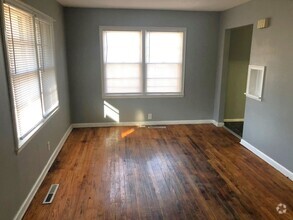 Building Photo - MOVE-IN READY!! 3-4 Bed, 1.5 Bath House wi...