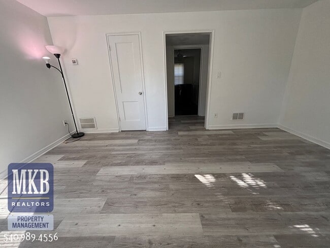 Building Photo - 2 Bedrooms, 1 Bath Condo located in South ...
