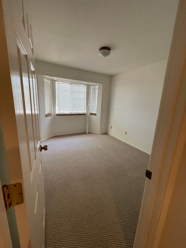 Building Photo - Victorville- Beautiful 3 Bedroom Home in G...