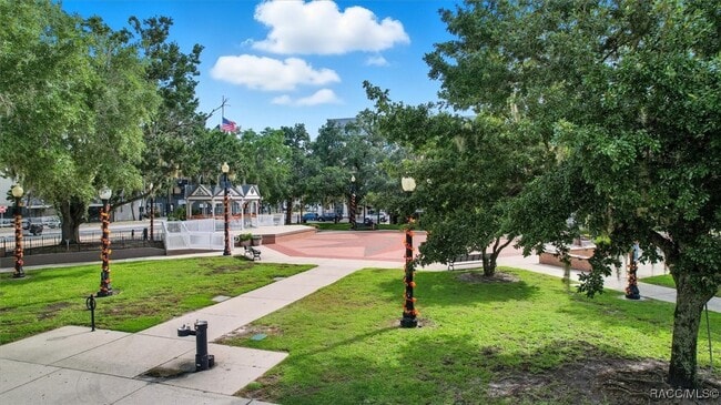 Building Photo - 302 SE Broadway St