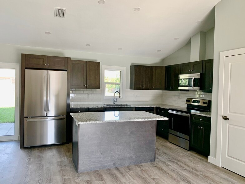Stainless kitchen - 2940 Sarletto St