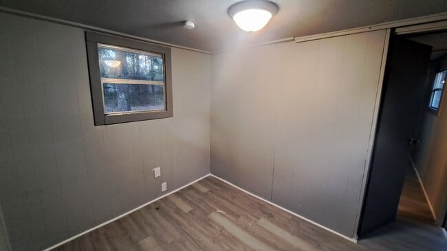 Building Photo - 613 4th St