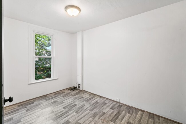 Building Photo - 2 bed 1 bath - great location, spacious, l...