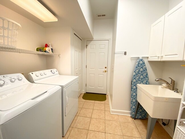 Building Photo - FULLY-FURNISHED GORGEOUS TOWNHOME!