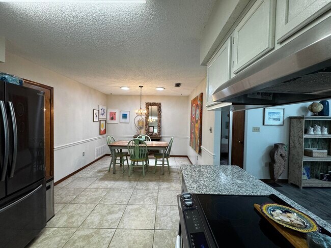 Building Photo - 8817 Kiwi Pl
