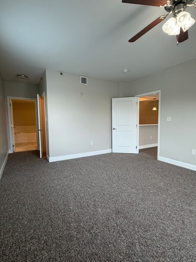 Building Photo - **Stunning Waterfront Condo in Downtown Knoxville**  2 Bedroom, 2 bath Fully renovated! Available...