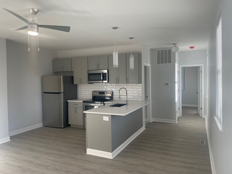 Kitchen with Peninsula Bar - 216 Findlay St