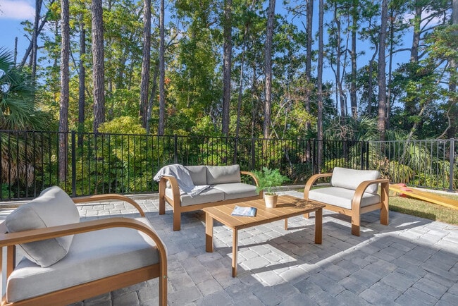 Building Photo - 223 E Lakeshore Dr