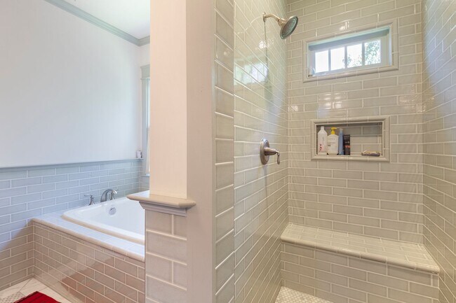 Building Photo - Beautiful 4/4 Plus Office, 4 Blocks From E...
