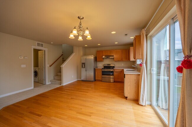 Building Photo - Spacious 3 Bedroom 2.5 Bathroom Rental Pro...