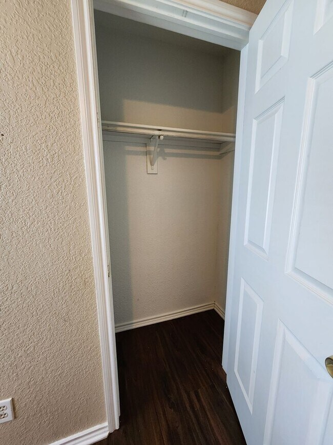 Building Photo - Roomy 3 Bedroom Duplex In South Fort Worth