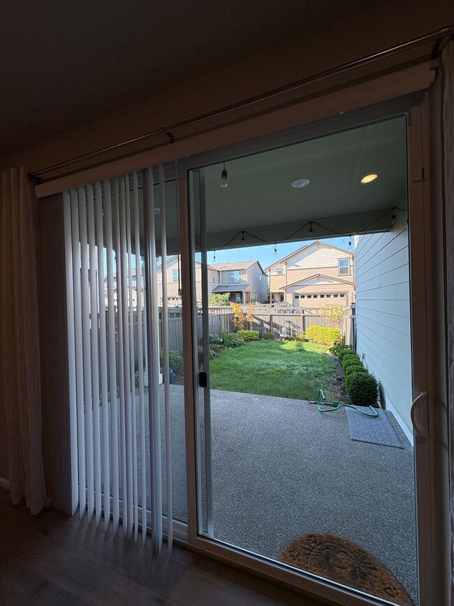 Building Photo - Beautiful Ten Trails Fenced Home with 2 Ca...