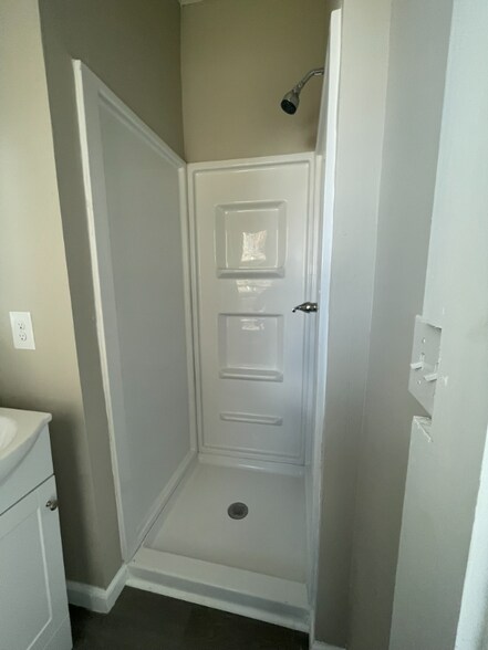 Building Photo - 912 Riverview Terrace