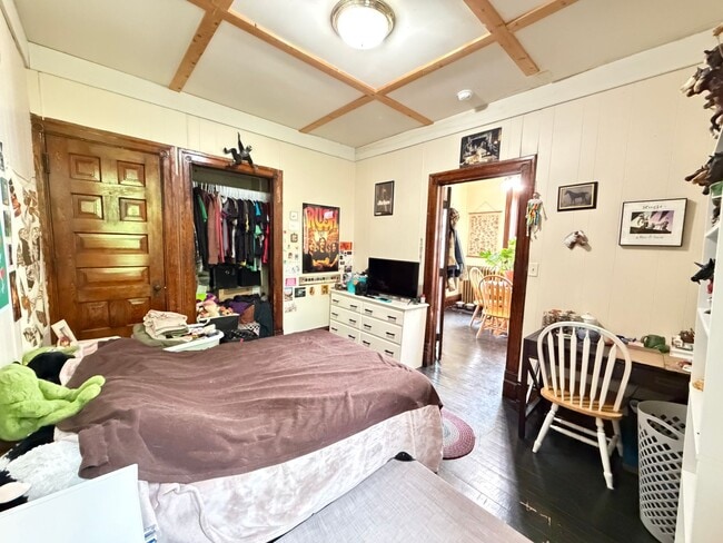 Building Photo - Large 3 Bedroom Open August