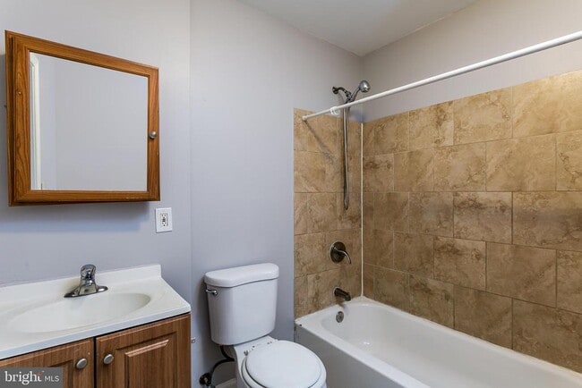 Building Photo - 3021 Wolcott Ave