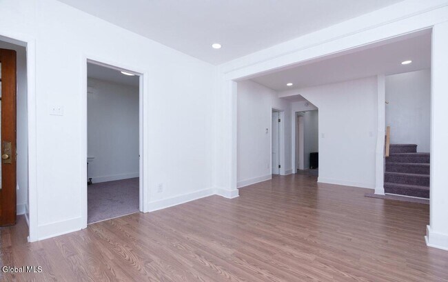 Building Photo - 1538 Nott St