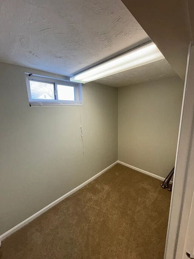 Building Photo - Massive Parking + Finished Basement Near UNMC & Downtown – $2,000/mo