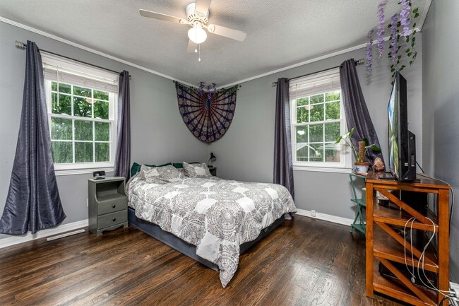 Building Photo - 206 River Heights Dr