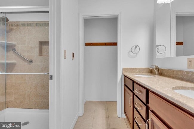 Building Photo - 1080 Crestview Dr