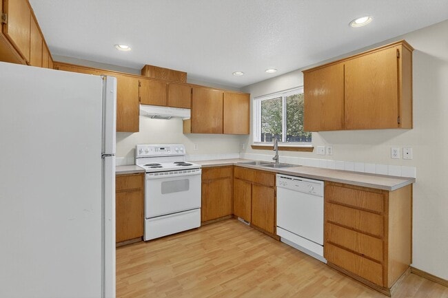 Building Photo - Great 2 story Townhome with Garage!