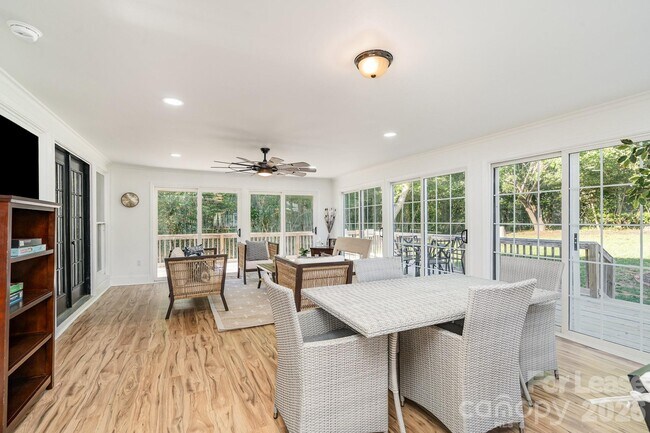 Building Photo - 8823 Dartmoor Pl