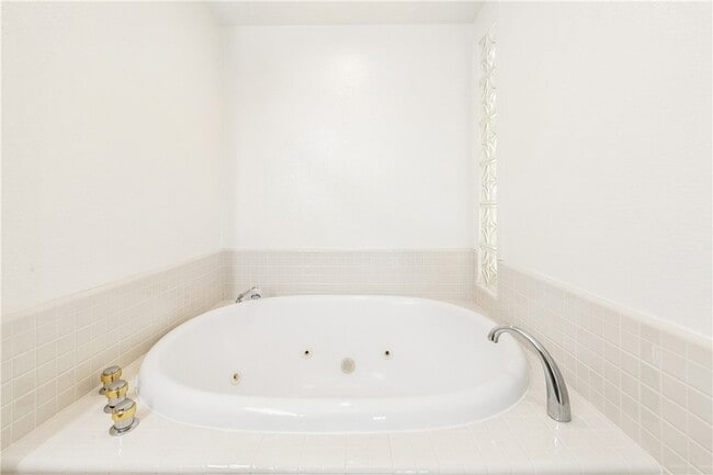 Building Photo - 5824 Spinnaker Bay Dr