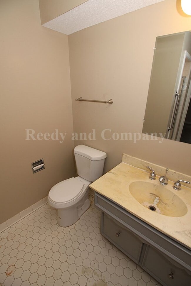 Building Photo - 5130 Queen Elizabeth Fwy