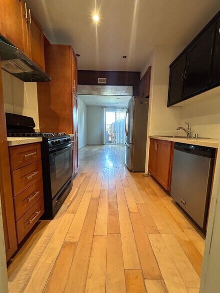 Building Photo - 10210 Newville Ave