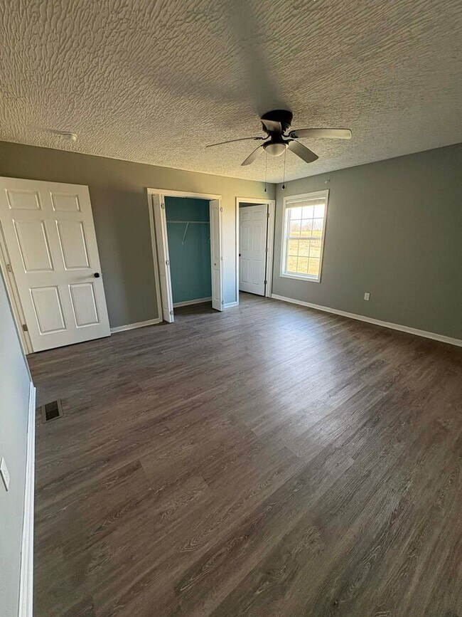 Building Photo - Country Living Home!