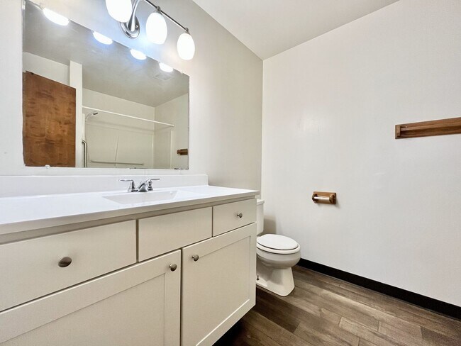 Building Photo - Four Bedroom Duplex in Kentwood