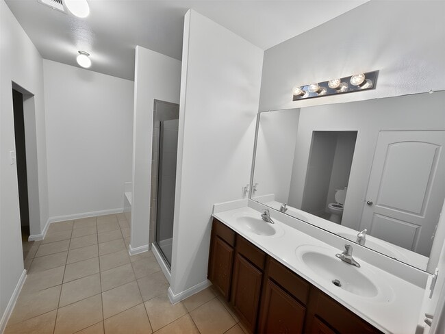 Building Photo - 5127 Oak Briar Ln